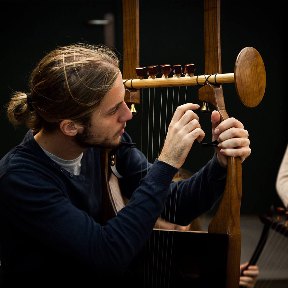 SEIKILO Experiences - Thessaloniki - Learn an Ancient Music Instrument: The Lyre of Apollo